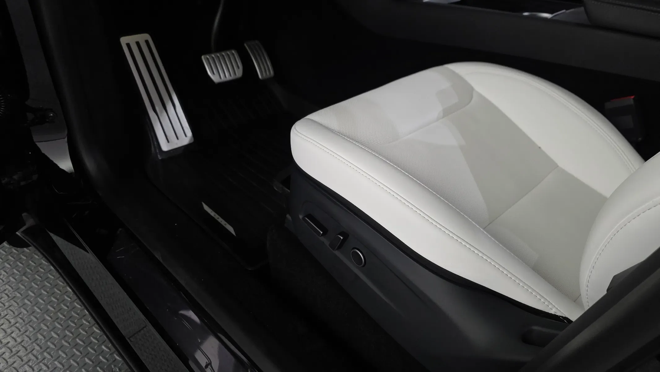 Tesla Y AWD 2025 32/33