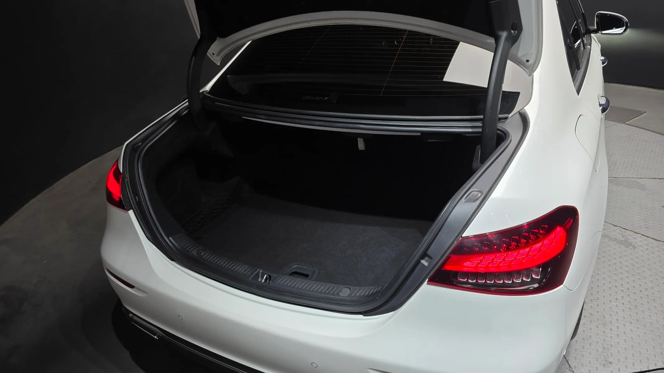 Mercedes-Benz E-Class W213 E350 4MATIC 2023 33/34