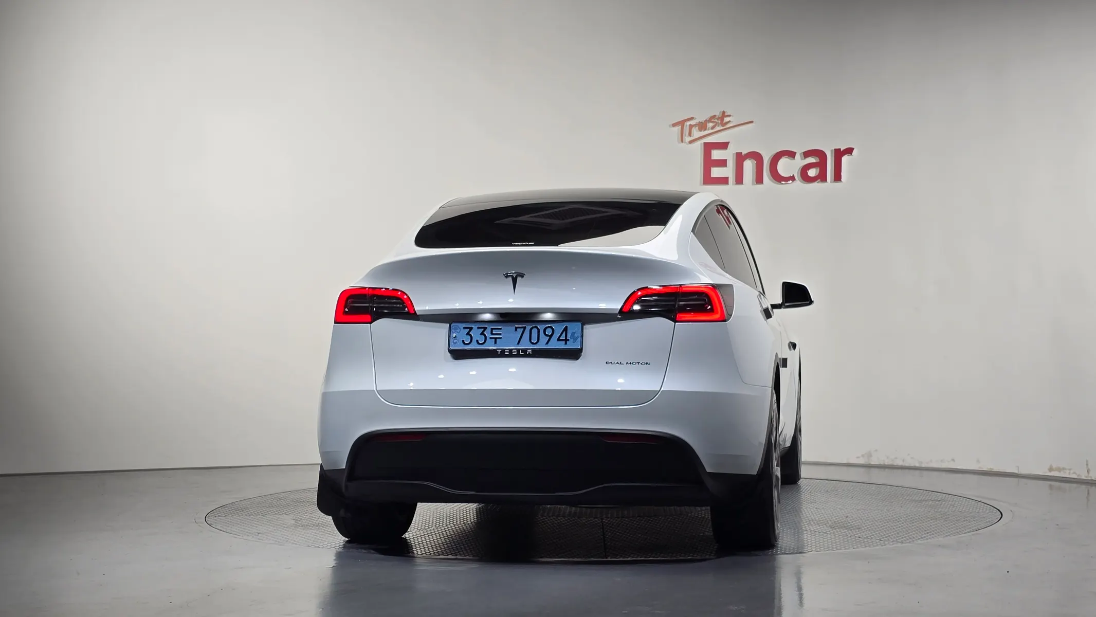 Tesla Y AWD 2024 3/5