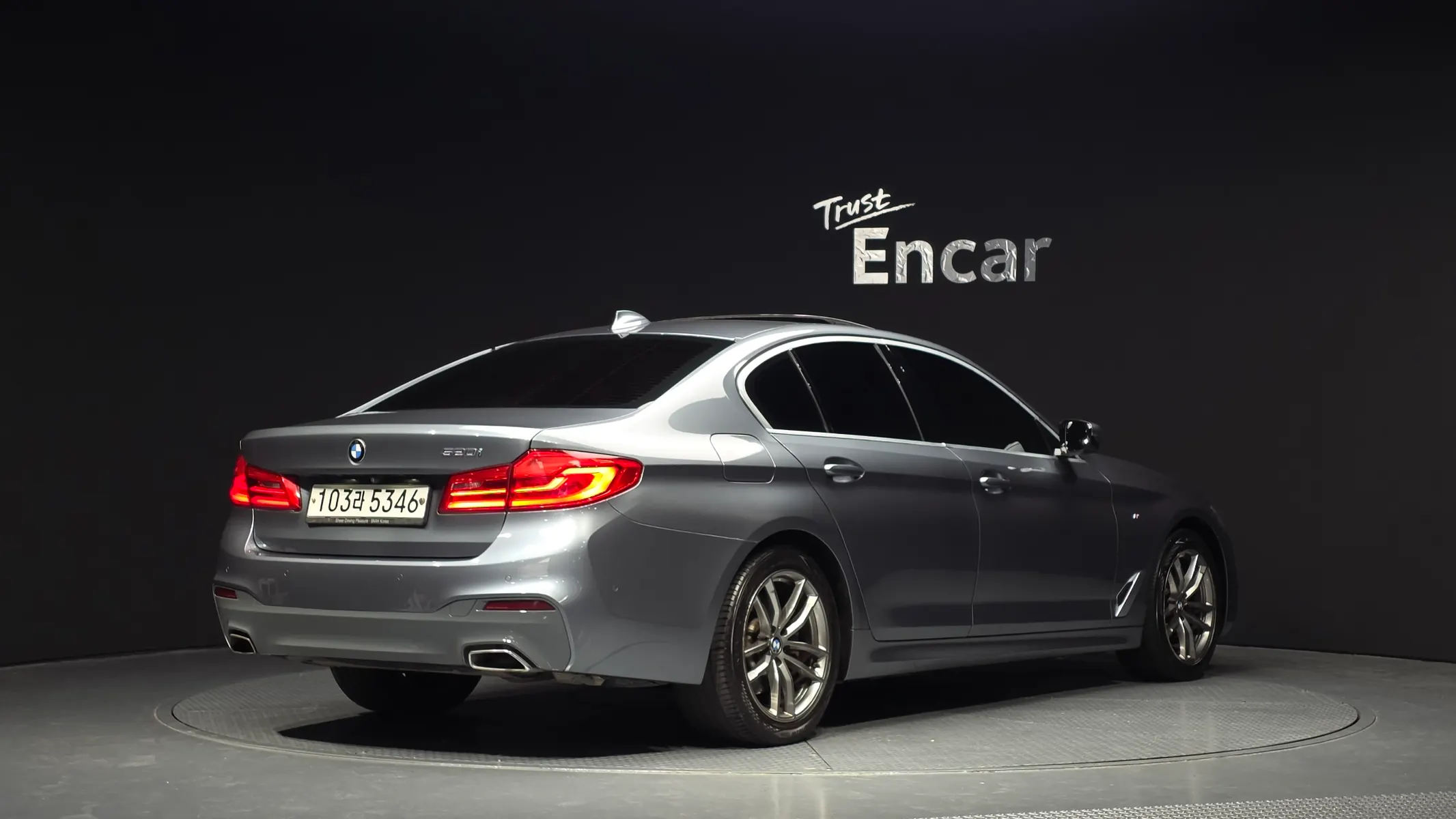 BMW 5 Series (G30) 520i M 2020 2/21