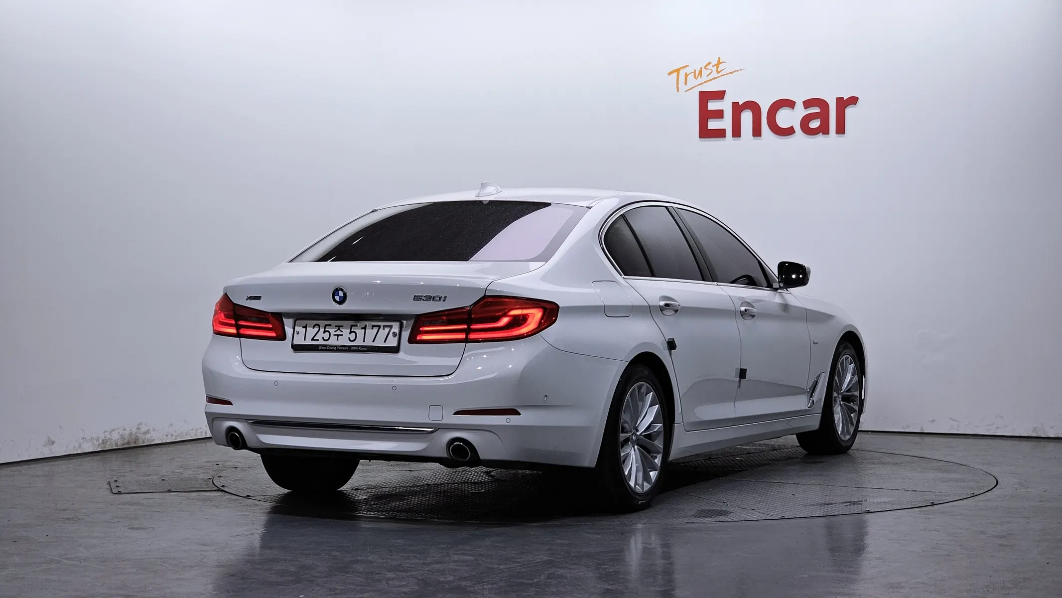 BMW 5 Series (G30) 530i xDrive 2018 2/24