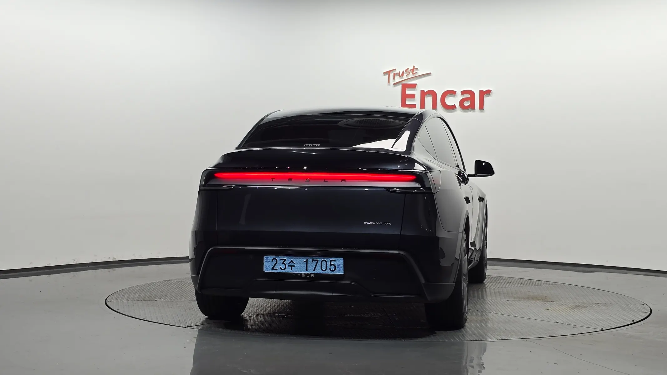 Tesla Y AWD 2025 3/5