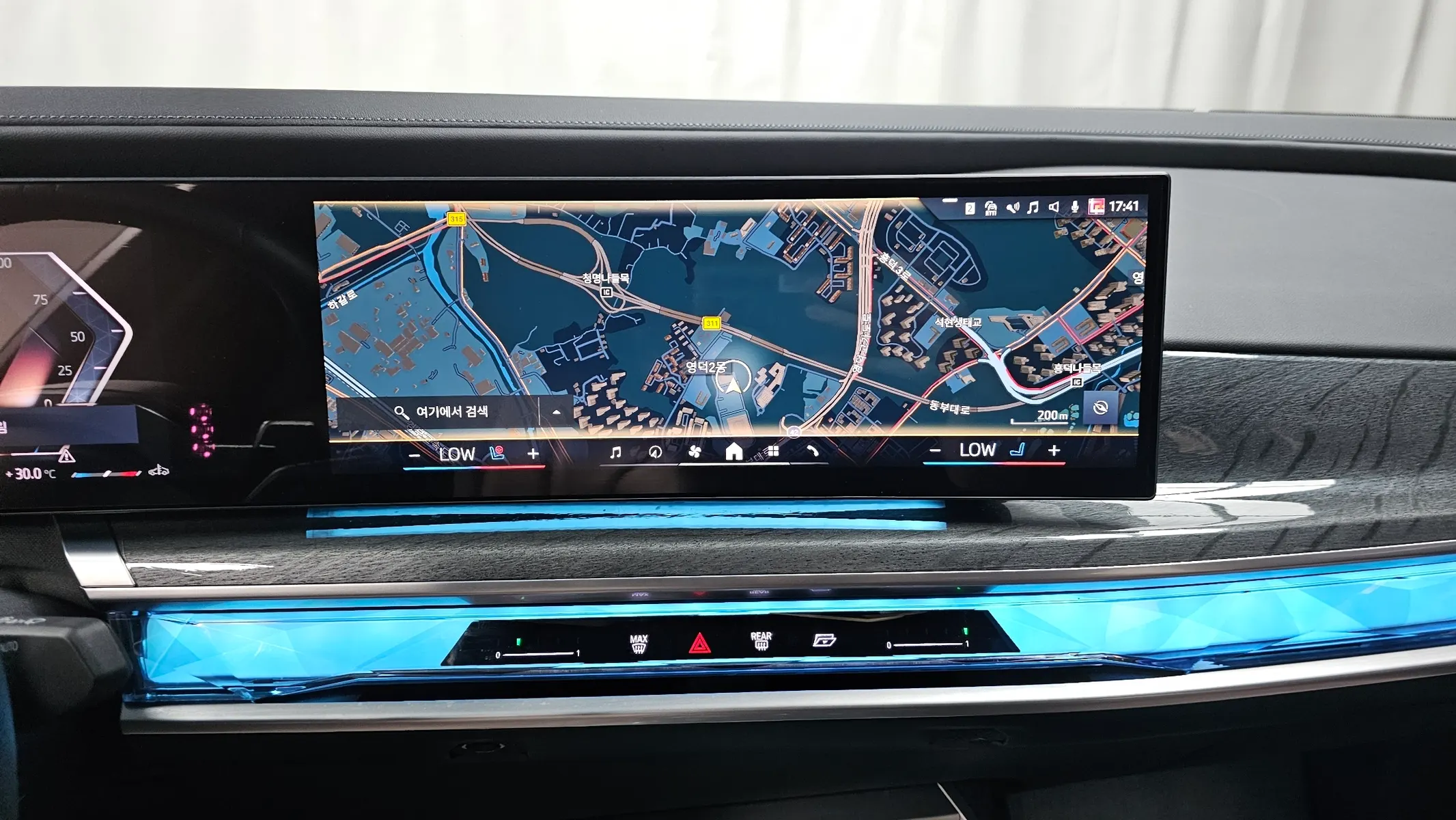 BMW 7 Series (G70) 740i sDrive M 2023 34/35