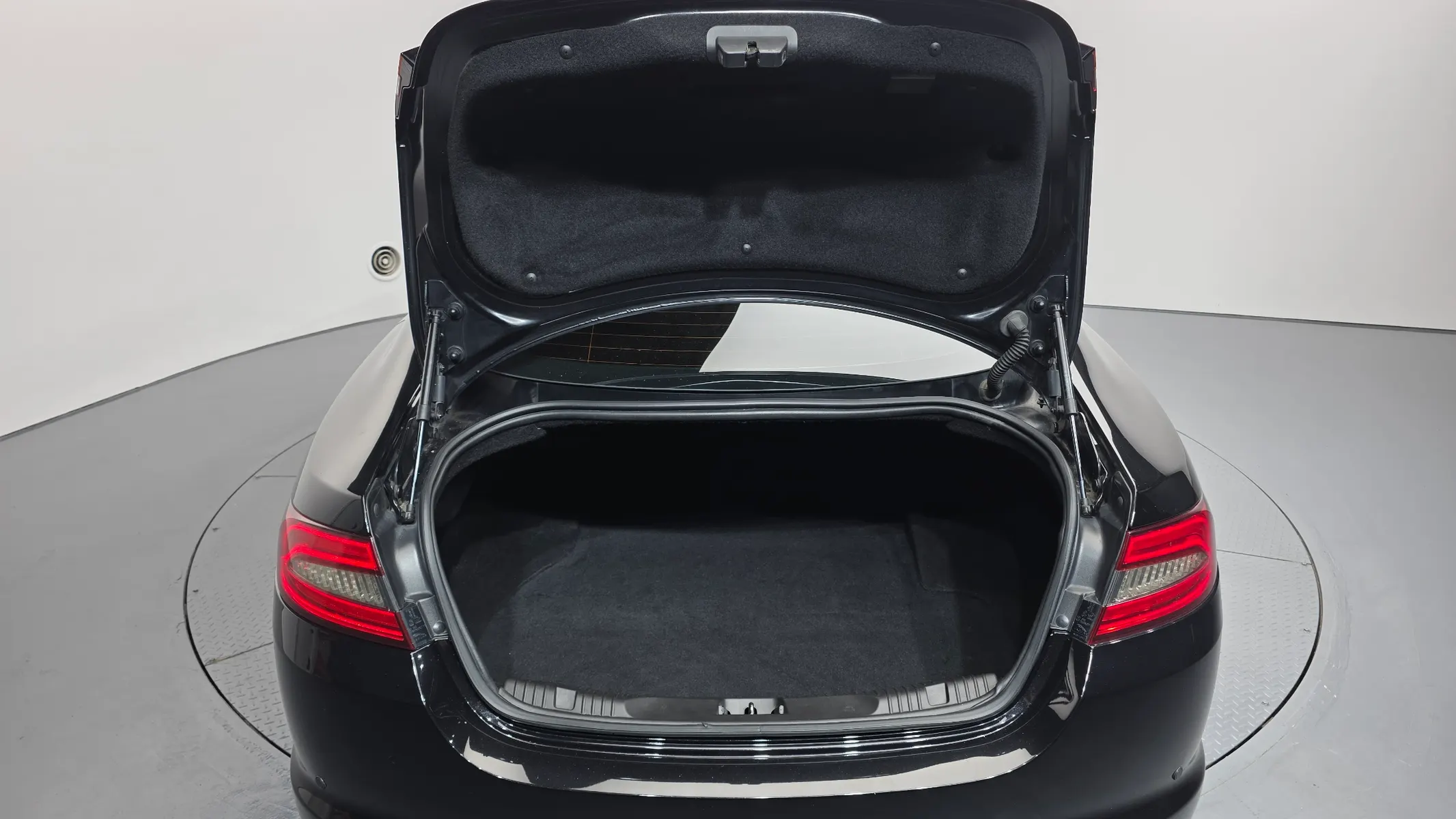 Jaguar New XF 2.2D 2012 20/21