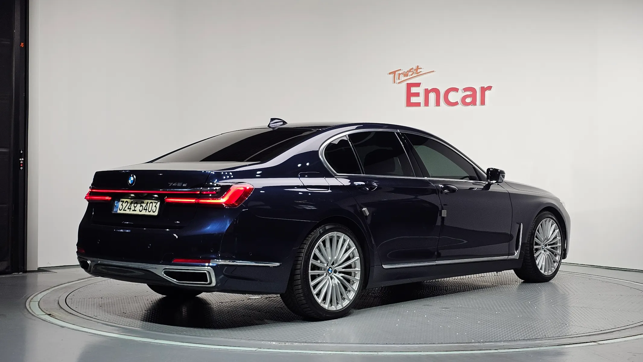 BMW 7 Series (G11) 745e i 2019 2/34