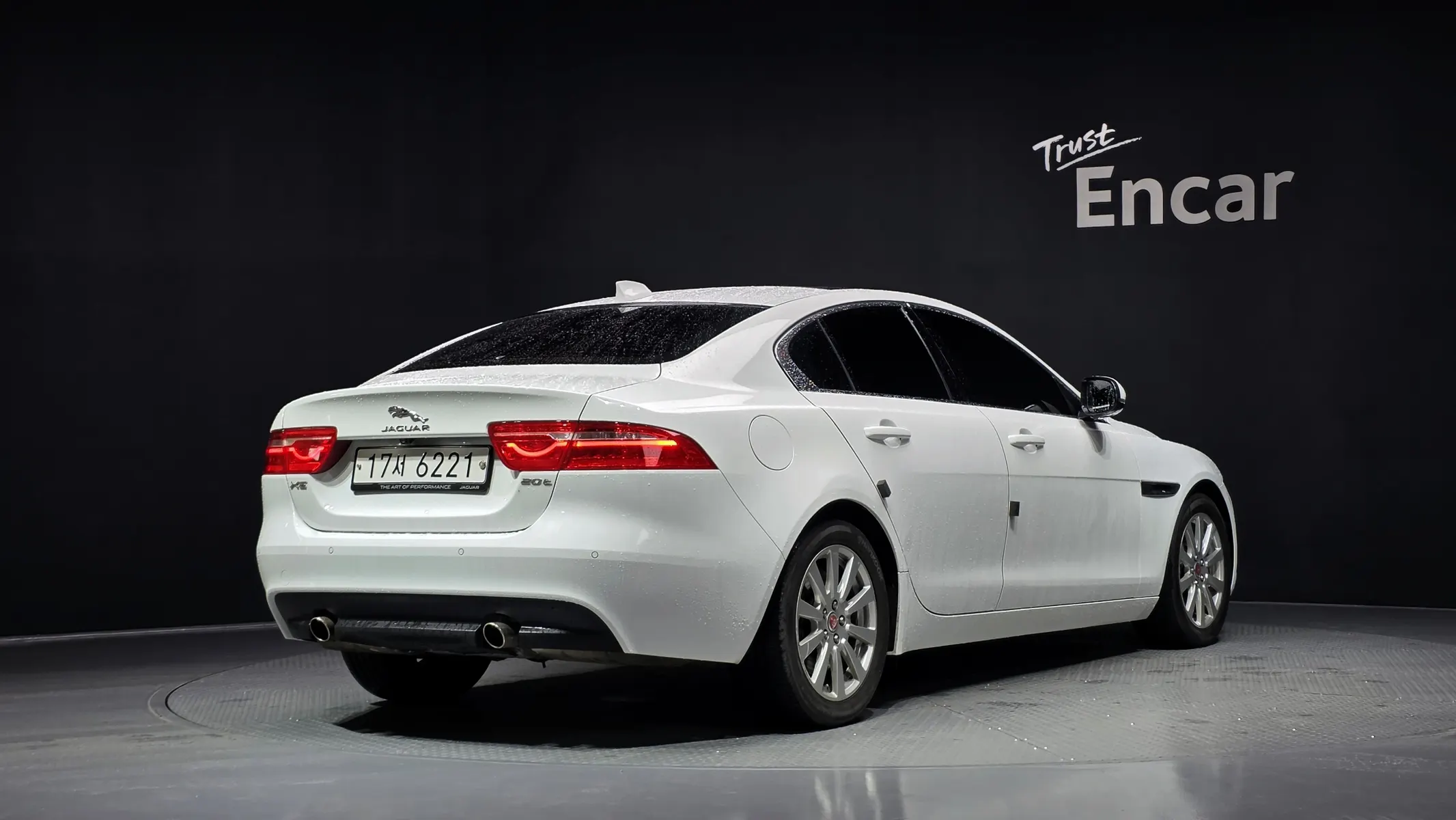 Jaguar XE 20t 2018 2/31