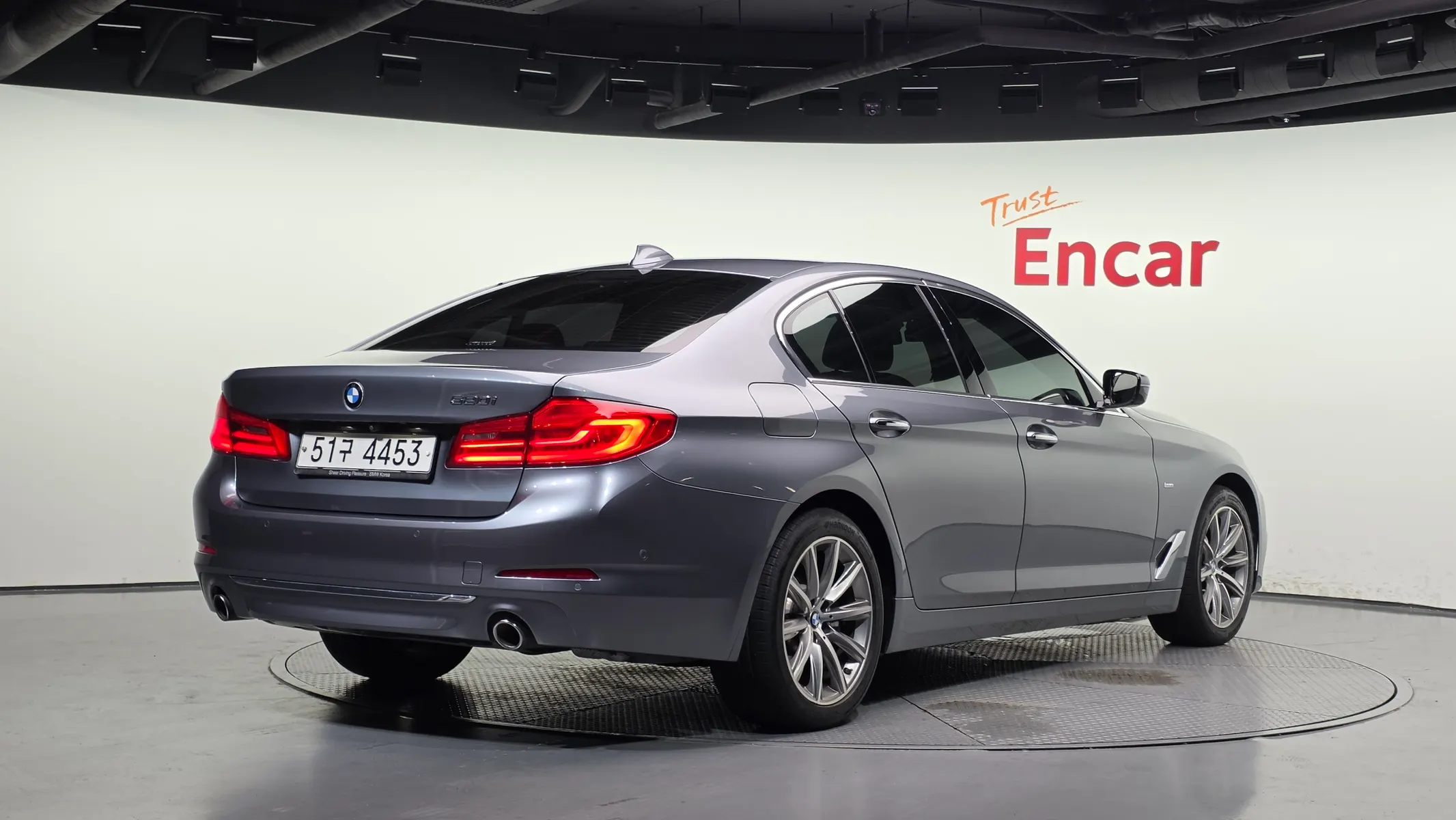 BMW 5 Series (G30) 520i 2018 2/32