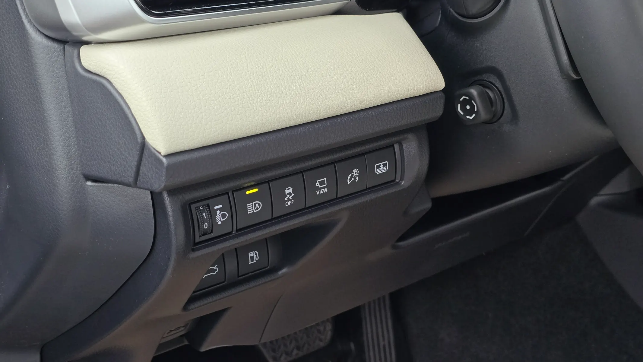 Toyota (XV80) 2.5 XLE 2026 32/33