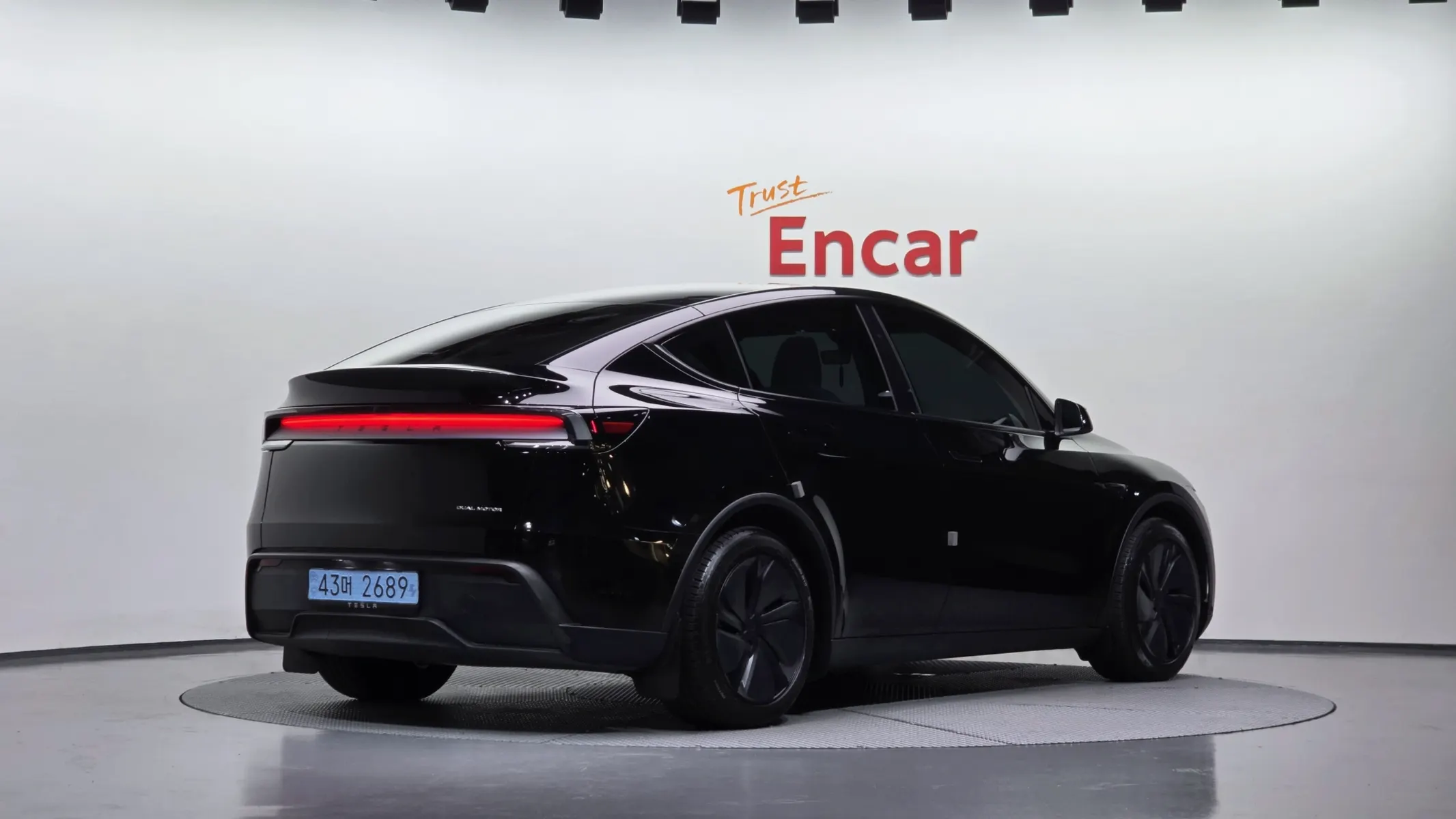 Tesla Y AWD 2025 2/37