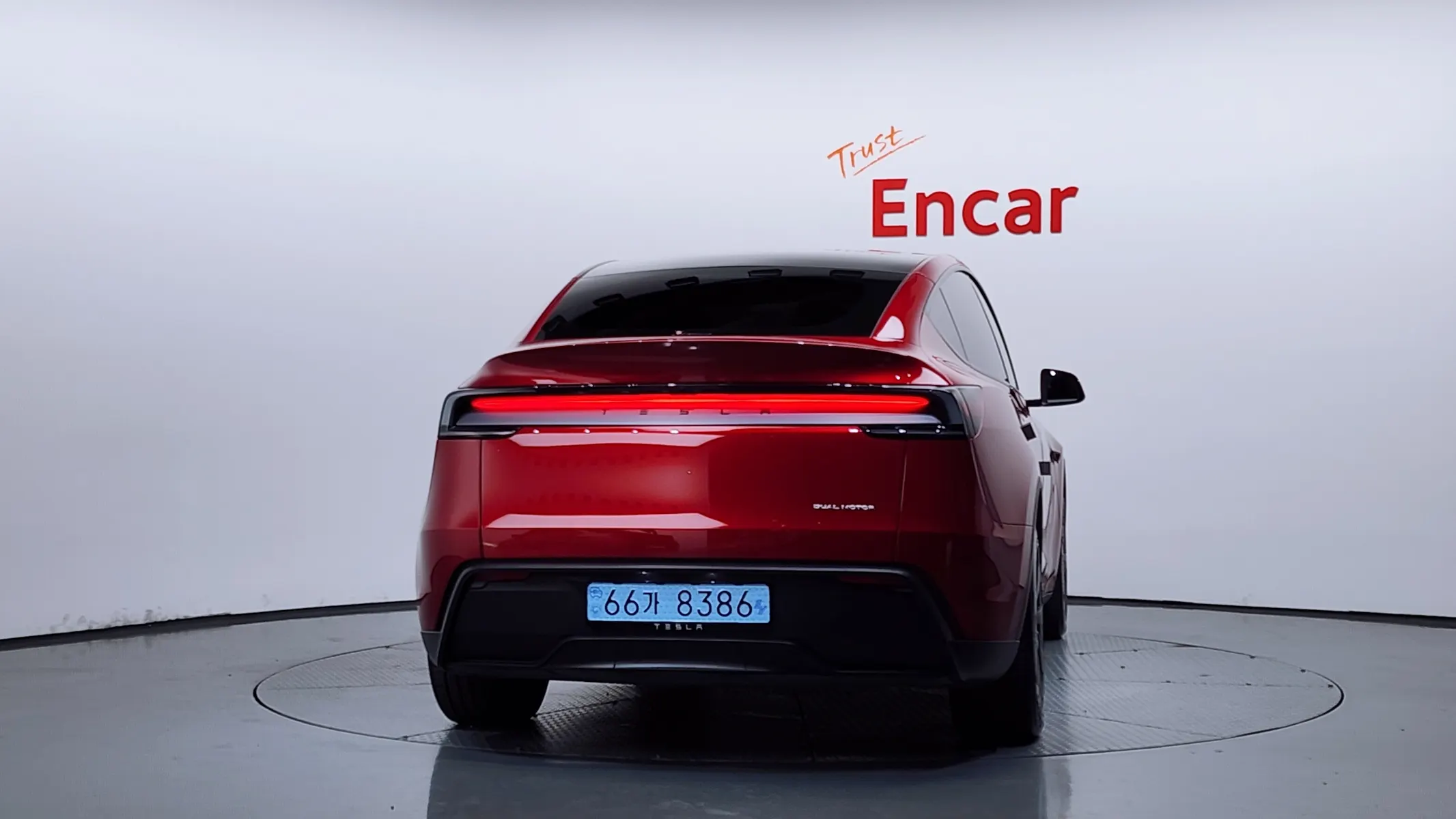 Tesla Y AWD 2025 3/5