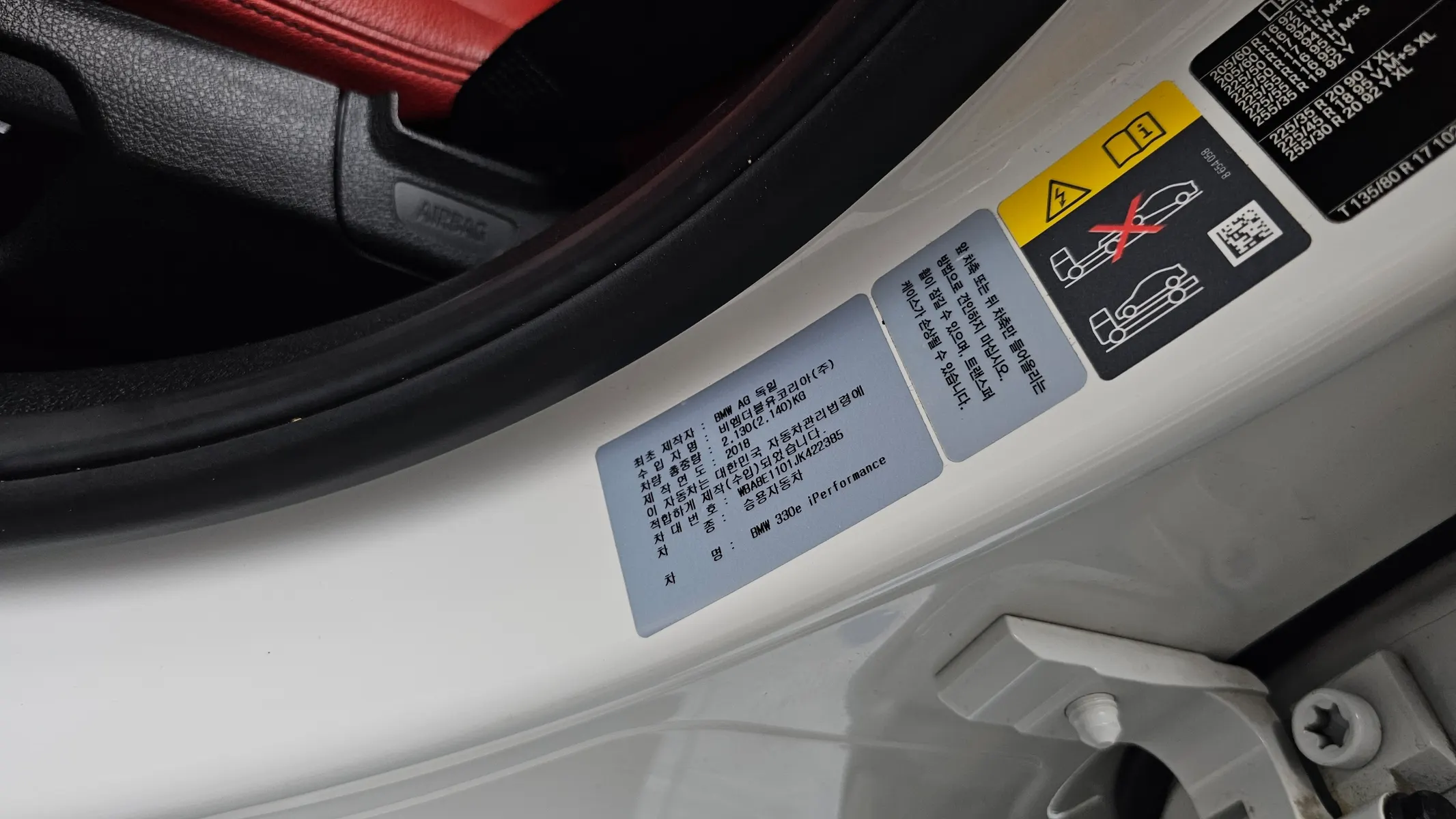 BMW 3 Series (F30) 330e i M 2018 36/37