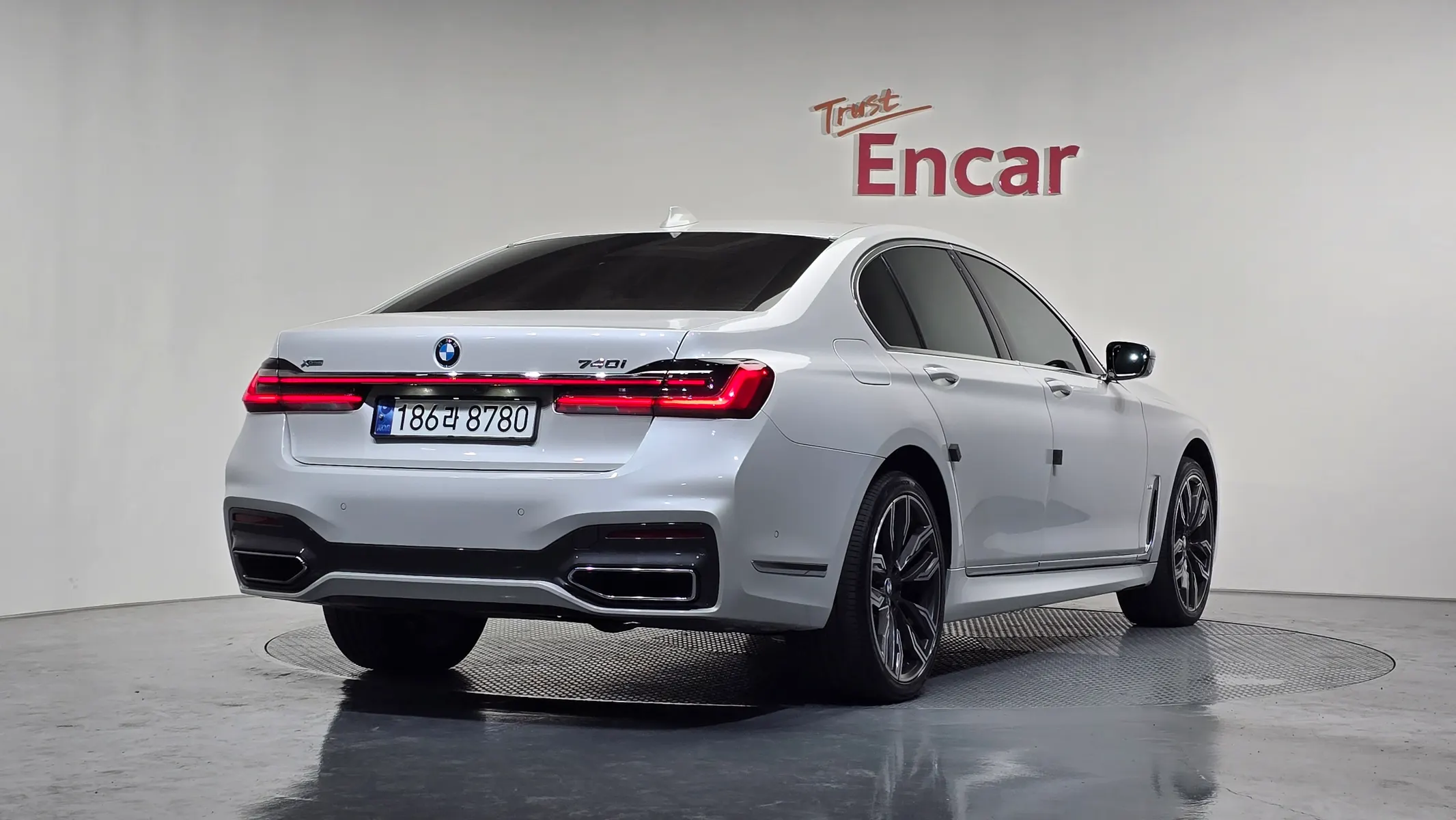 BMW 7 Series (G11) 740i M 2020 2/37
