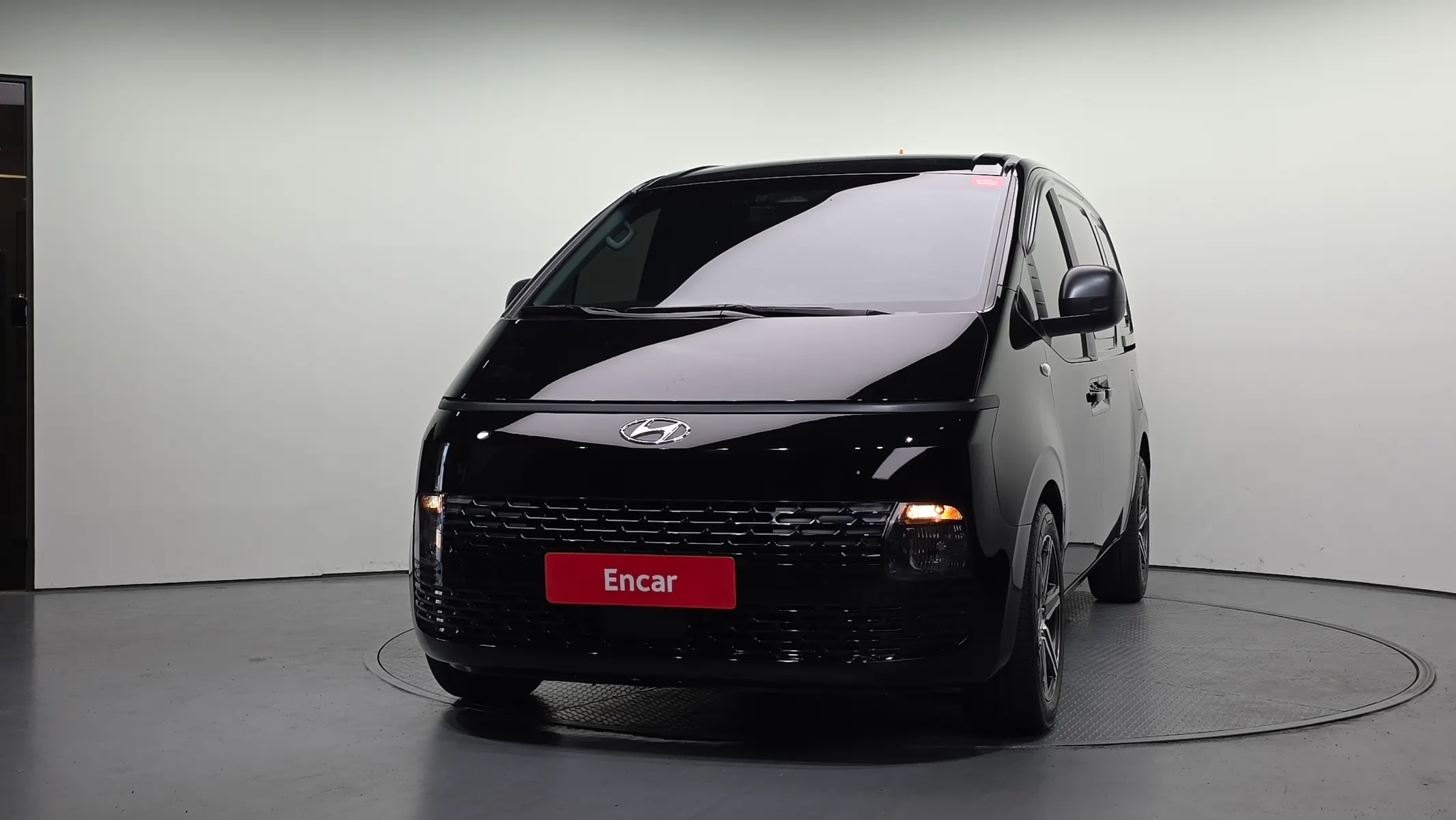 Hyundai Staria 3 2021 2/5
