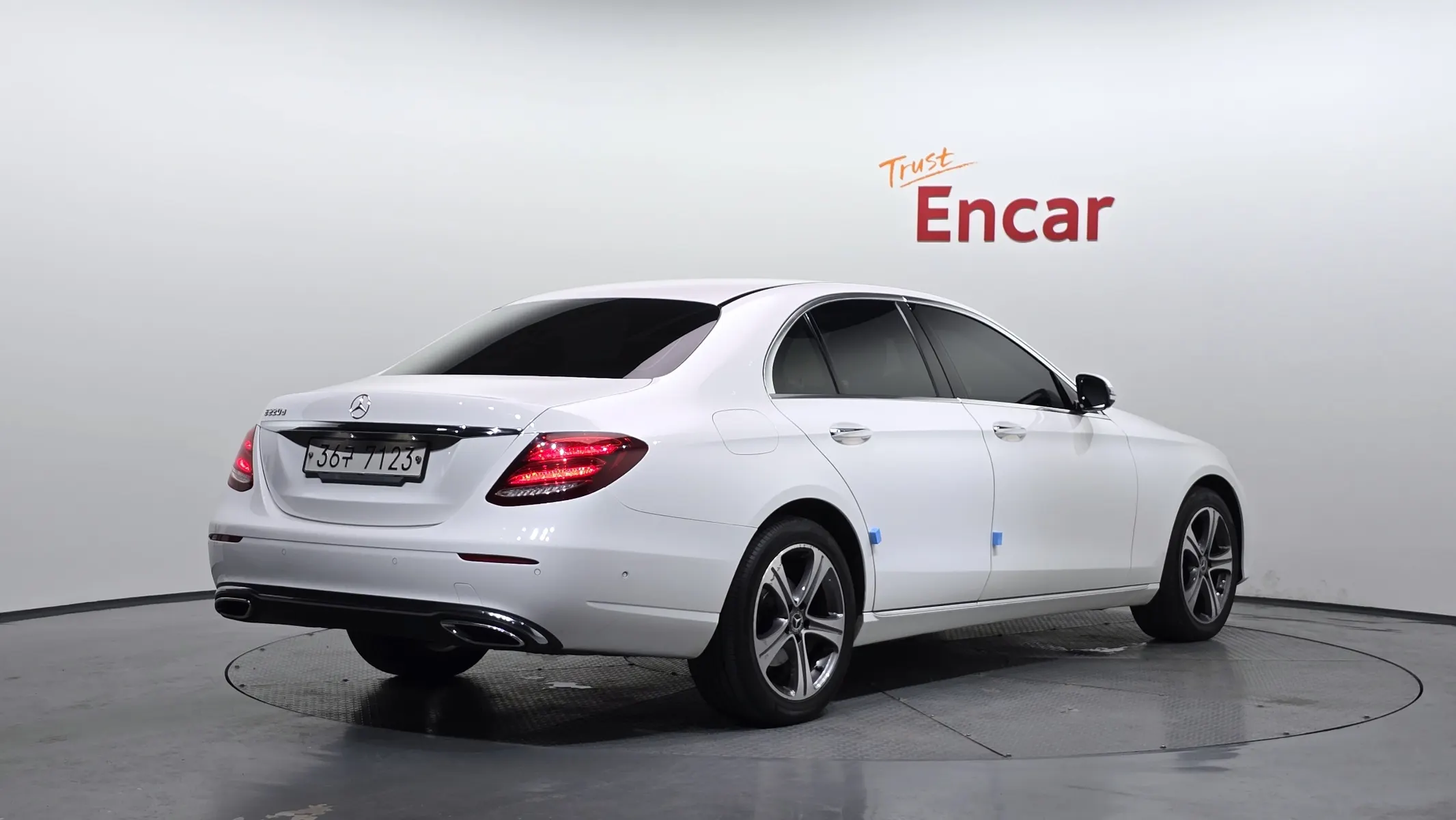 Mercedes-Benz E-Class W213 E220d 2018 2/33