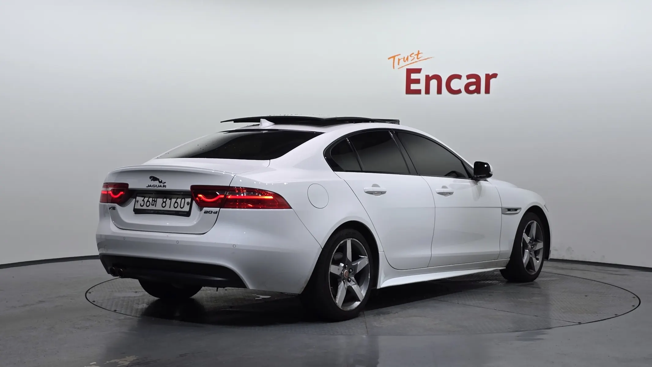 Jaguar XE 20d R 2016 2/21
