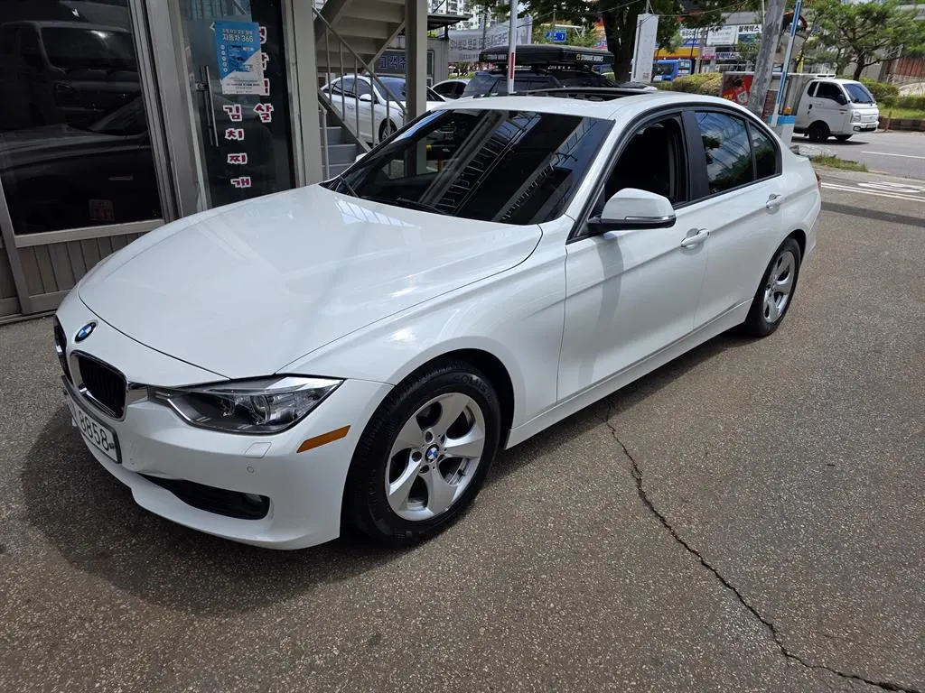 BMW 3 Series (F30) 320d ED 2012 2/27