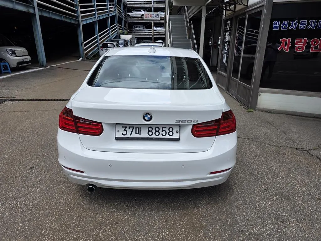 BMW 3 Series (F30) 320d ED 2012 3/27