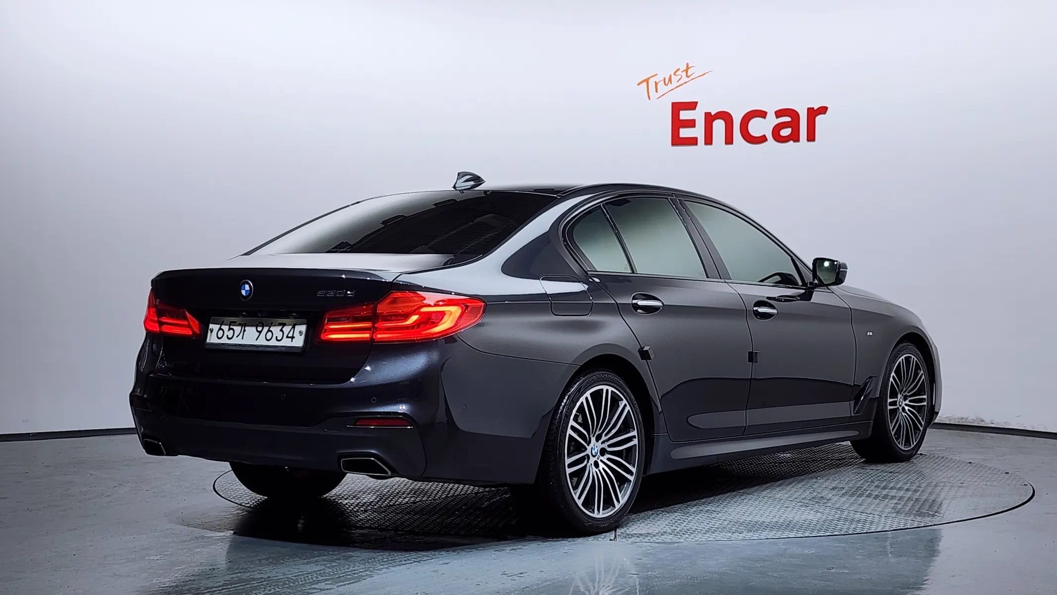 BMW 5 Series (G30) 530d M 2017 2/35