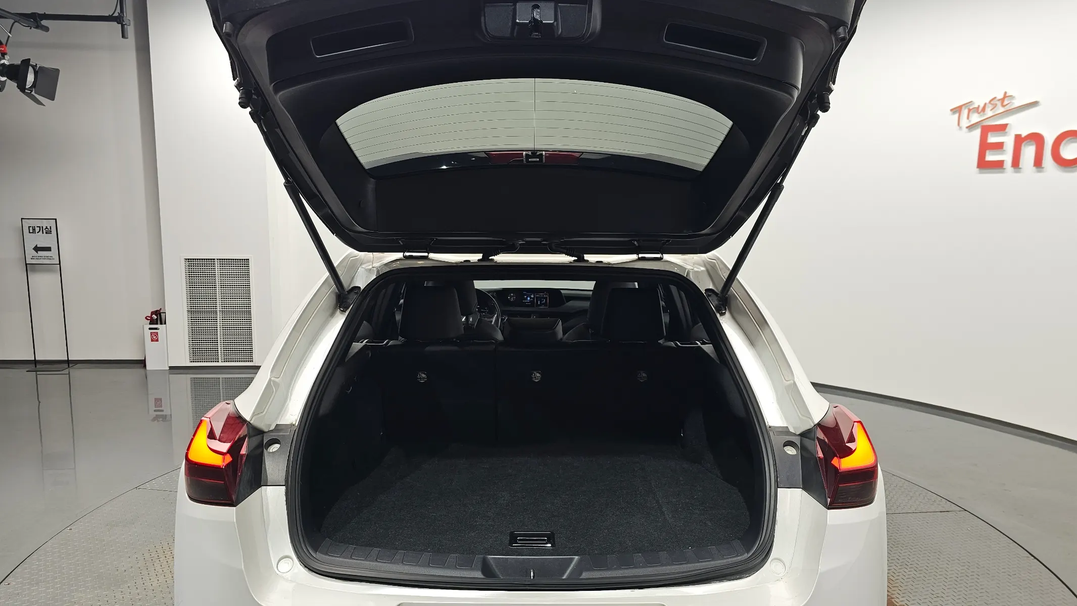 Lexus UX250h 2.0 2WD 2019 33/34