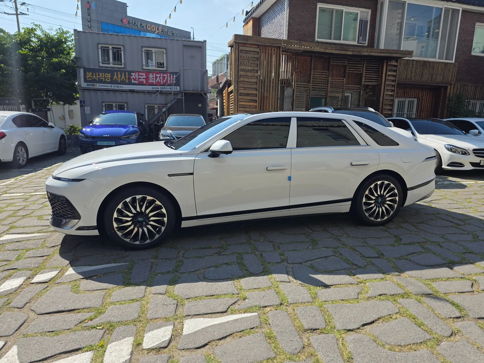 Hyundai (GN7) 2026 2/5