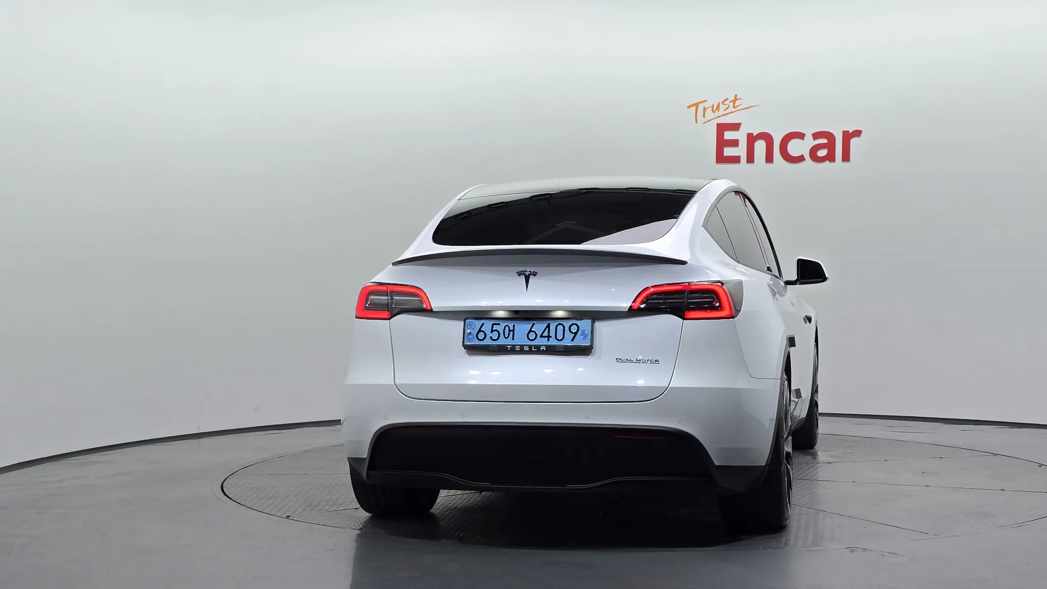 Tesla Y AWD 2021 3/5