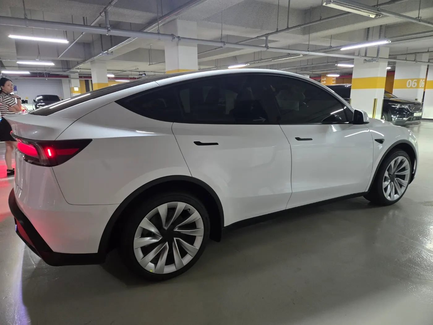 Tesla Y AWD 2025 3/17