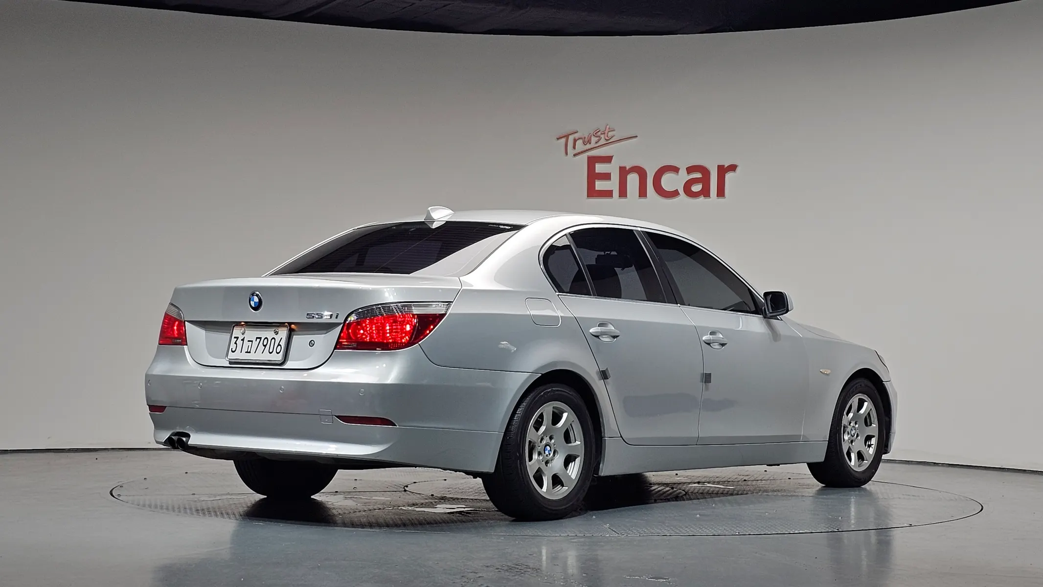 BMW 5 Series (E60) 523i 2006 2/34
