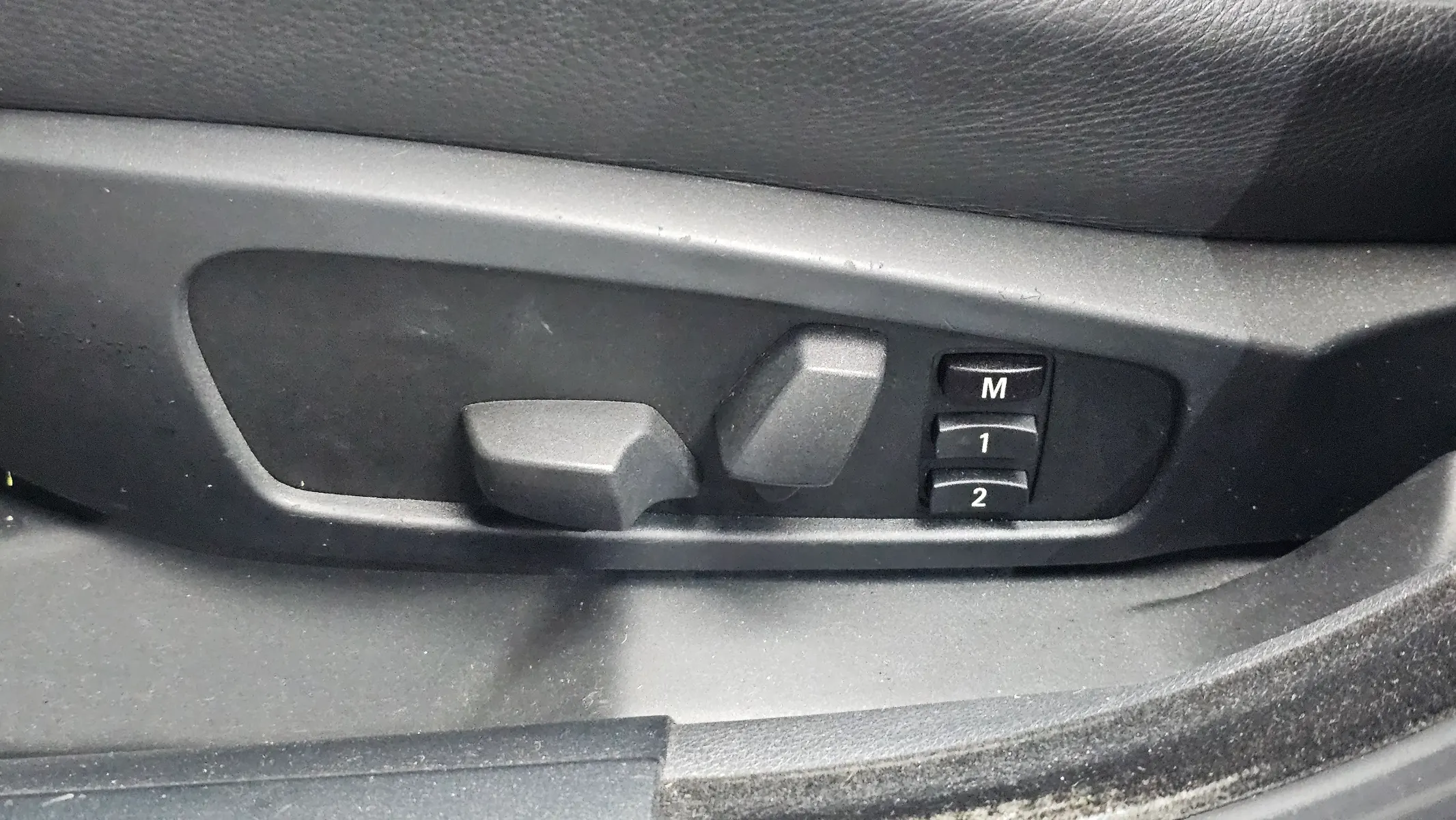 BMW 5 Series (E60) 523i 2006 33/34