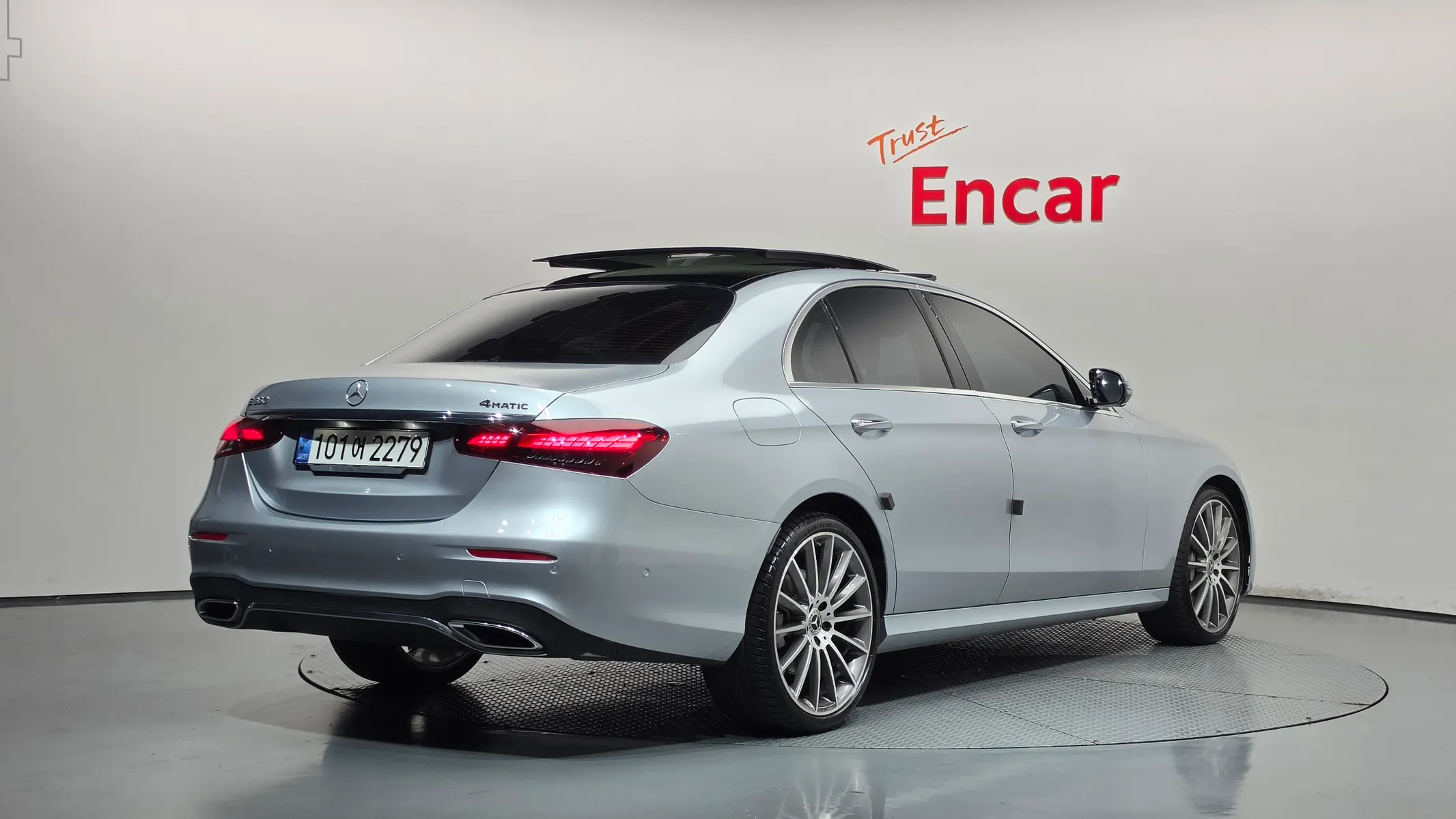 Mercedes-Benz E-Class W213 E350 4MATIC AMG Line 2022 2/34