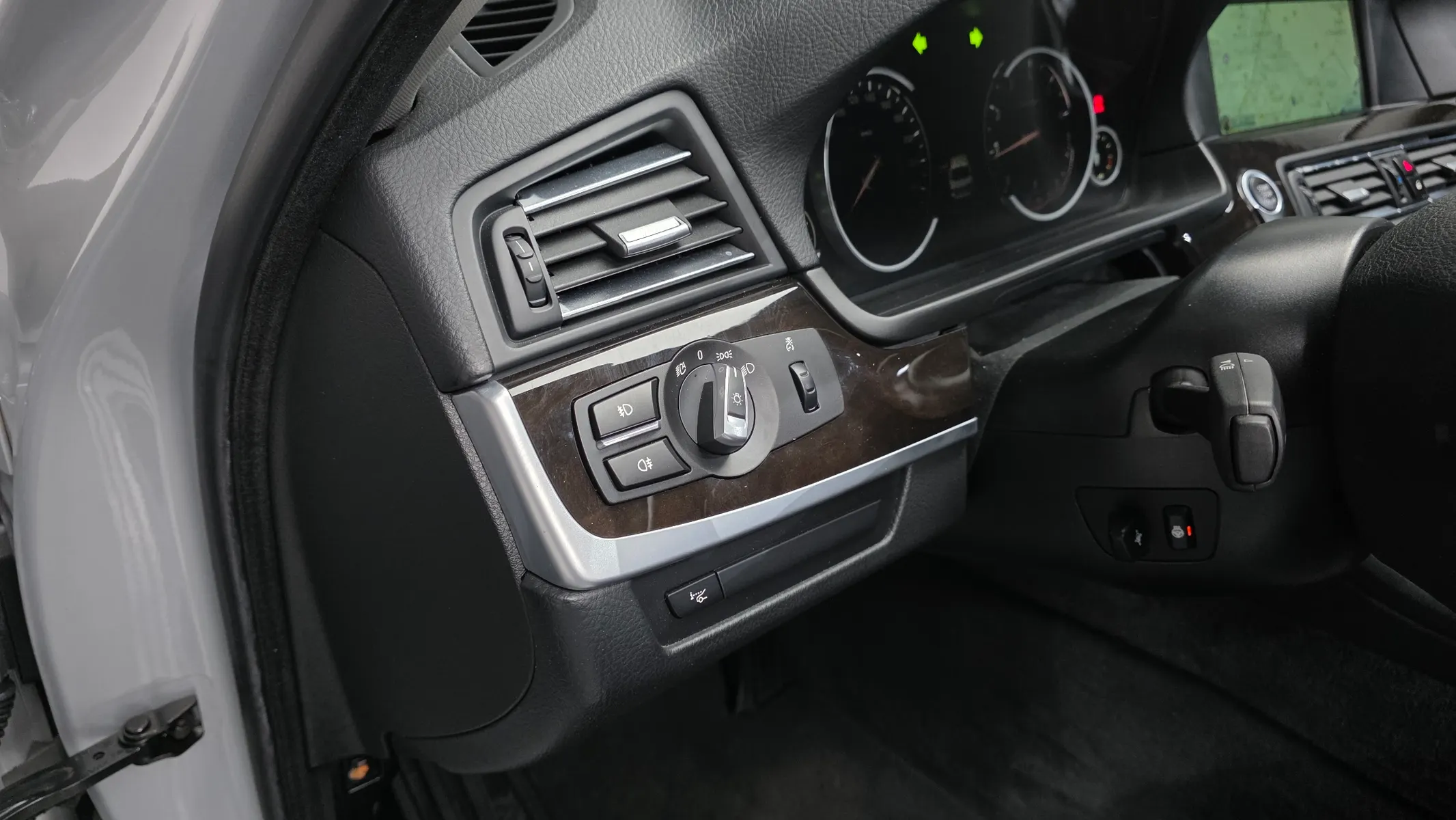 BMW 5 Series (F10) 528i 2013 33/34