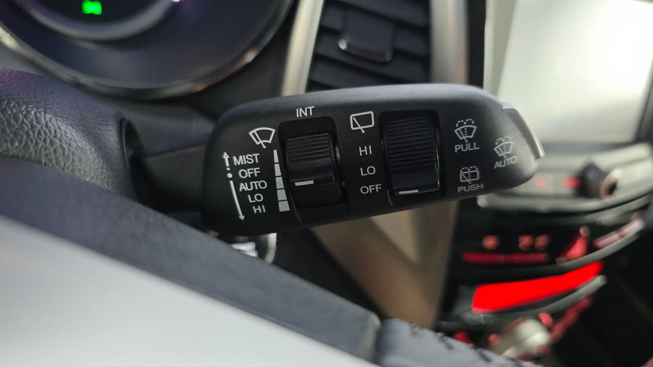 KG Mobility Tivoli LX 2WD 2015 34/35