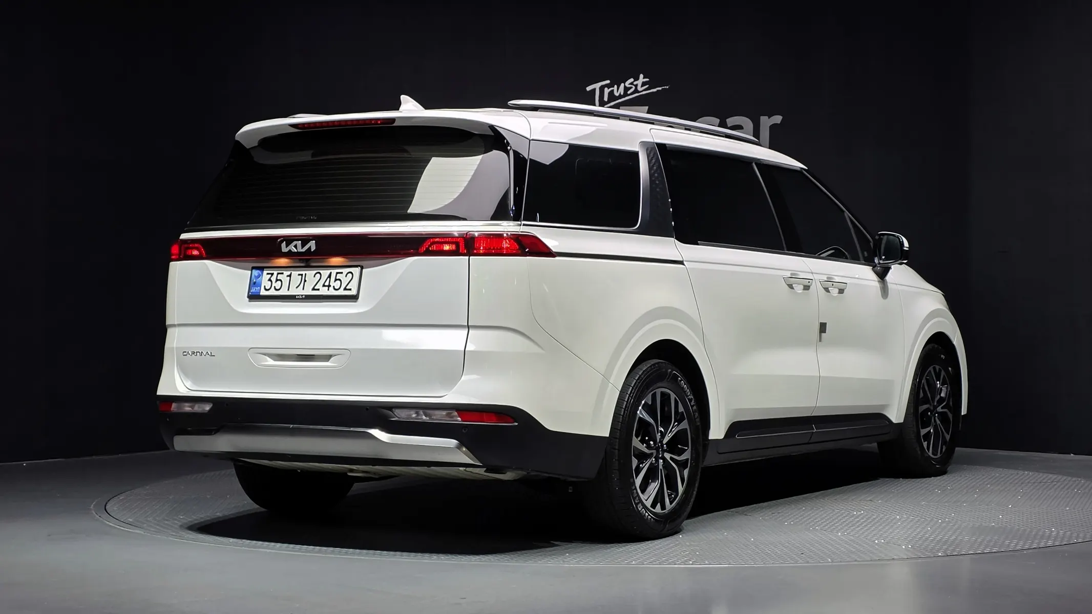 Kia Carnival 9 2023 2/36