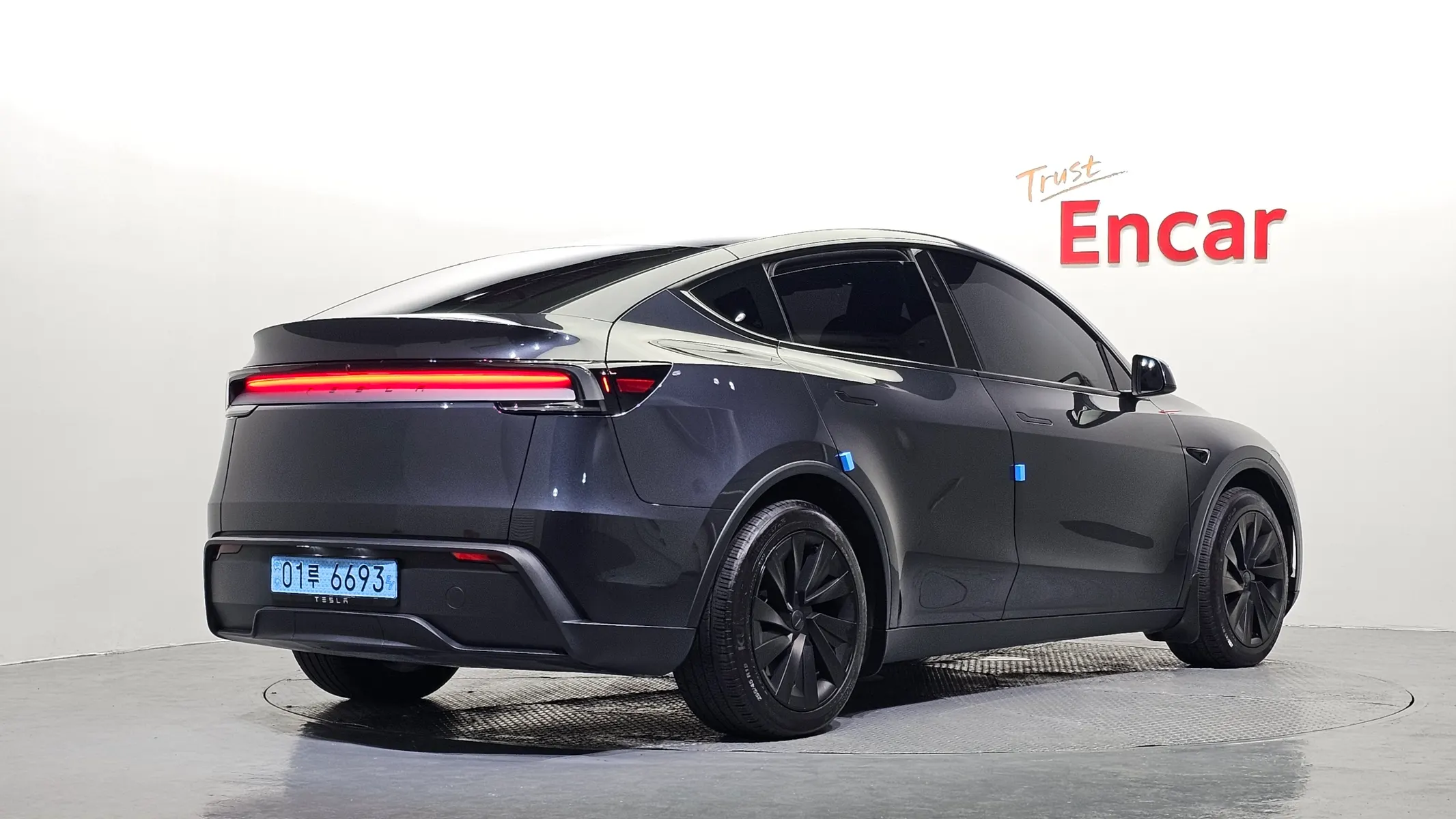Tesla Y RWD 2025 2/36