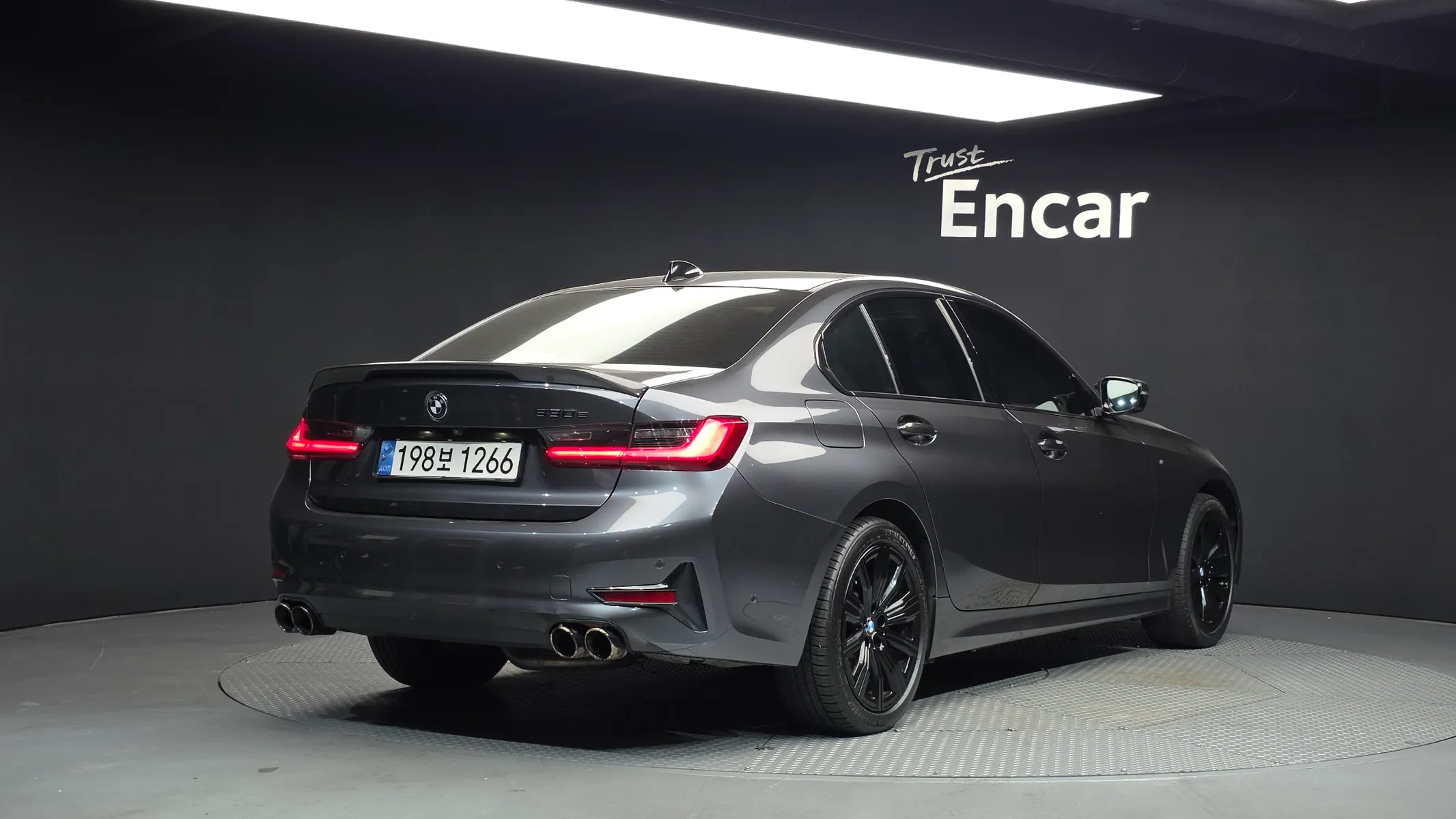BMW 3 Series (G20) 330e 2020 2/21