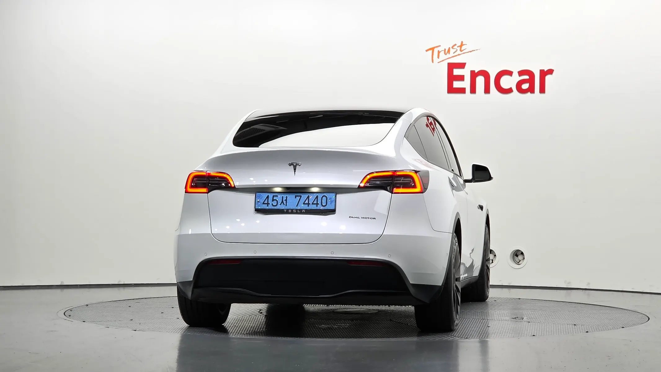 Tesla Y AWD 2021 3/5