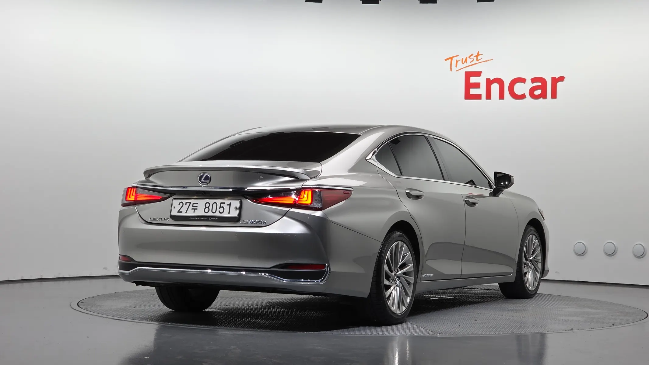 Lexus ES300h 7 2019 2/34