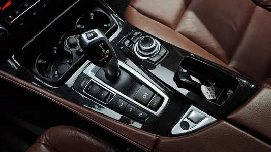 BMW 5 Series (F10) 528i xDrive 2013 9