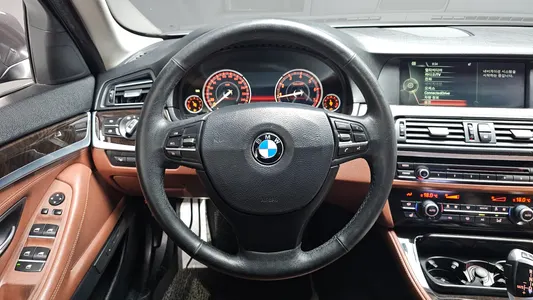 BMW 5 Series (F10) 528i xDrive 2013 14
