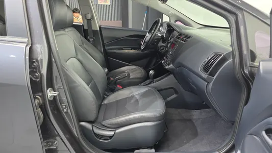 Kia 프라이드 5DR 1.4 MPI 2016 11