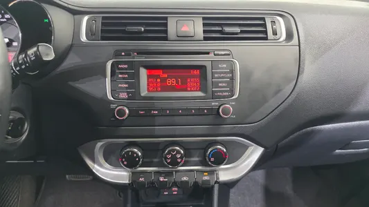 Kia 프라이드 5DR 1.4 MPI 2016 14