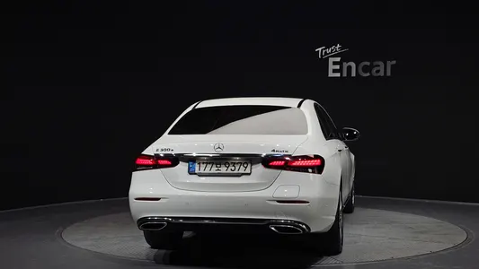 Mercedes-Benz E-Class W213 E300e 4MATIC 2022 4