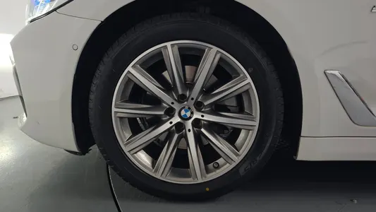 BMW 5 Series (G30) 520i 2018 4