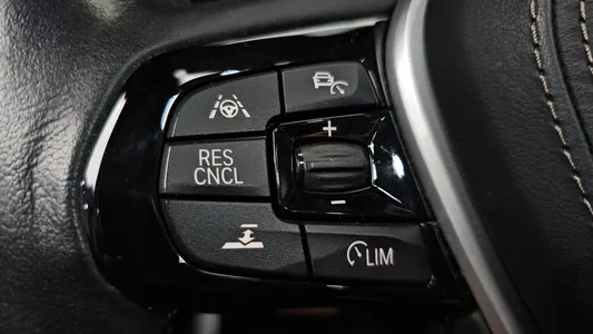 BMW 5 Series (G30) 520i 2018 32