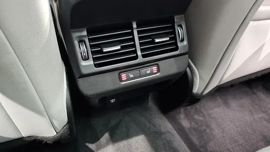 Land Rover 2 D180 SE 2020 31