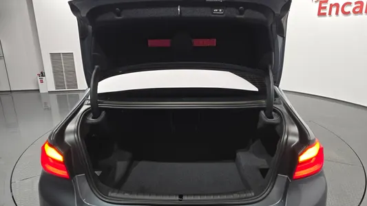 BMW 5 Series (G30) 520d M 2017 31