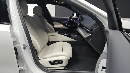 BMW 5 Series (G60) 520i 2025 26