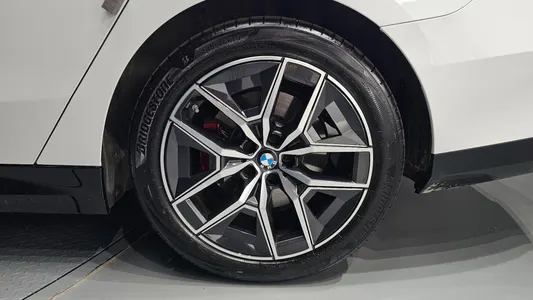 BMW 5 Series (G60) 520i 2025 21