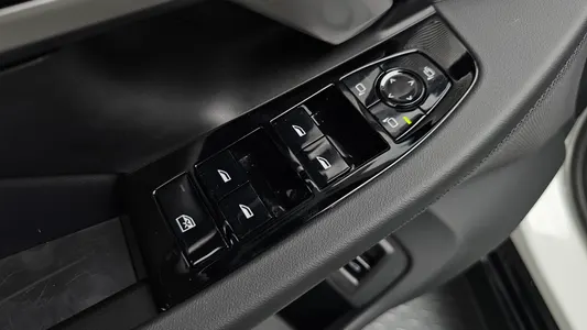 BMW 5 Series (G60) 520i 2025 31