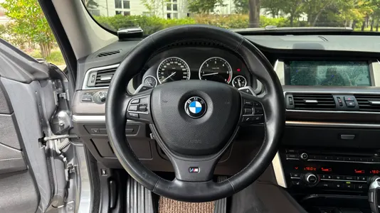 BMW 5 Series GT (F07) GT 30d xDrive 2012 10