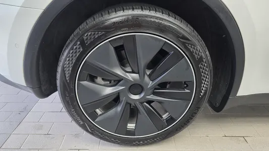Tesla Y AWD 2021 5